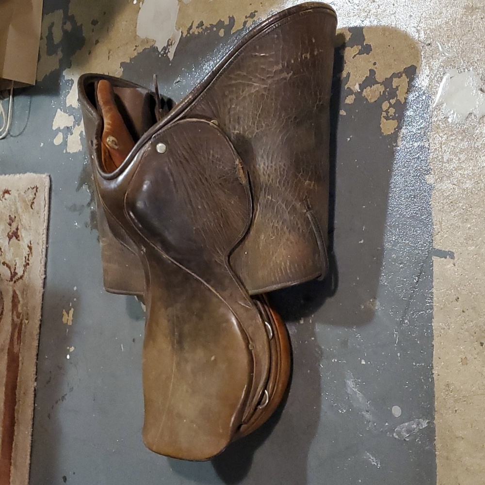 Preowned horse saddle in Good Preowned condition